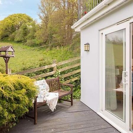 Cosy Beachfront Retreat With Stunning Sea Views & Free Access To A Local Indoor Pool Talland Kültér fotó