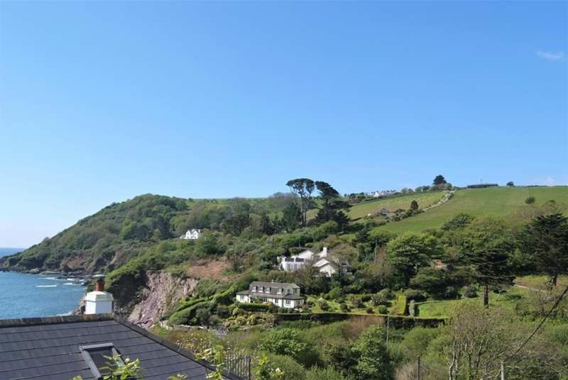 Cosy Beachfront Retreat With Stunning Sea Views & Free Access To A Local Indoor Pool Talland Kültér fotó
