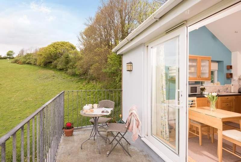 Cosy Beachfront Retreat With Stunning Sea Views & Free Access To A Local Indoor Pool Talland Kültér fotó
