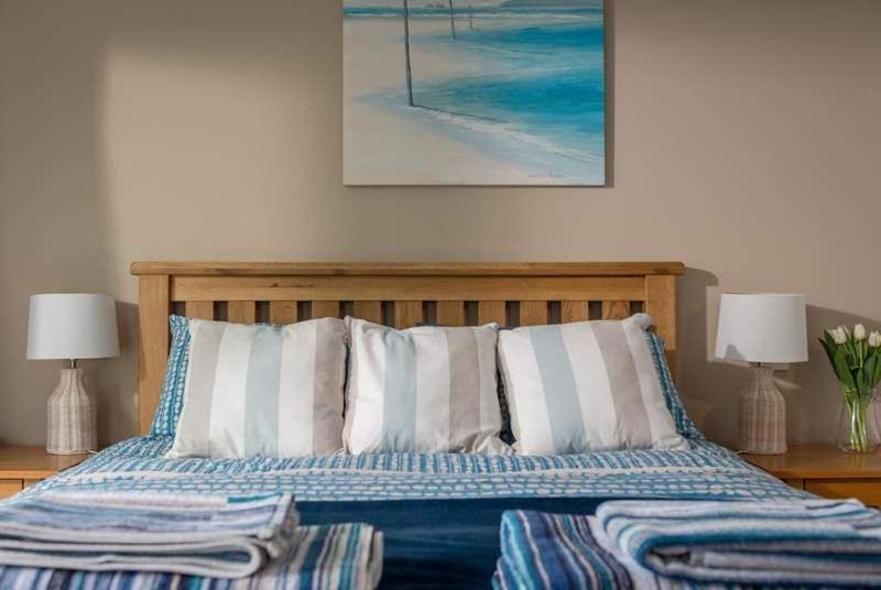 Cosy Beachfront Retreat With Stunning Sea Views & Free Access To A Local Indoor Pool Talland Kültér fotó