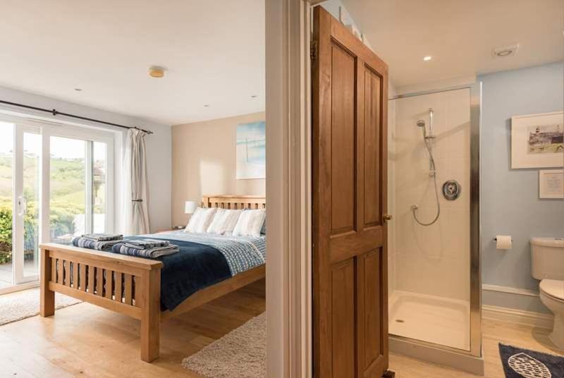 Cosy Beachfront Retreat With Stunning Sea Views & Free Access To A Local Indoor Pool Talland Kültér fotó