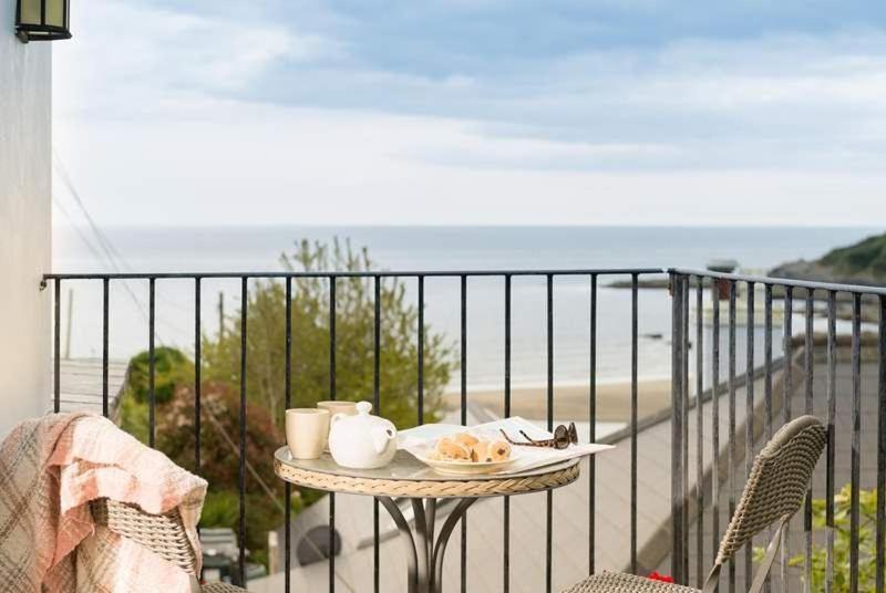 Cosy Beachfront Retreat With Stunning Sea Views & Free Access To A Local Indoor Pool Talland Kültér fotó