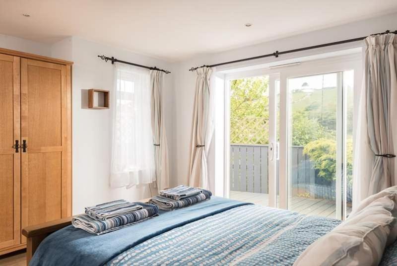 Cosy Beachfront Retreat With Stunning Sea Views & Free Access To A Local Indoor Pool Talland Kültér fotó