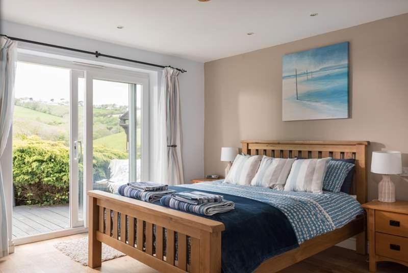 Cosy Beachfront Retreat With Stunning Sea Views & Free Access To A Local Indoor Pool Talland Kültér fotó