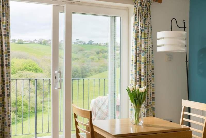 Cosy Beachfront Retreat With Stunning Sea Views & Free Access To A Local Indoor Pool Talland Kültér fotó