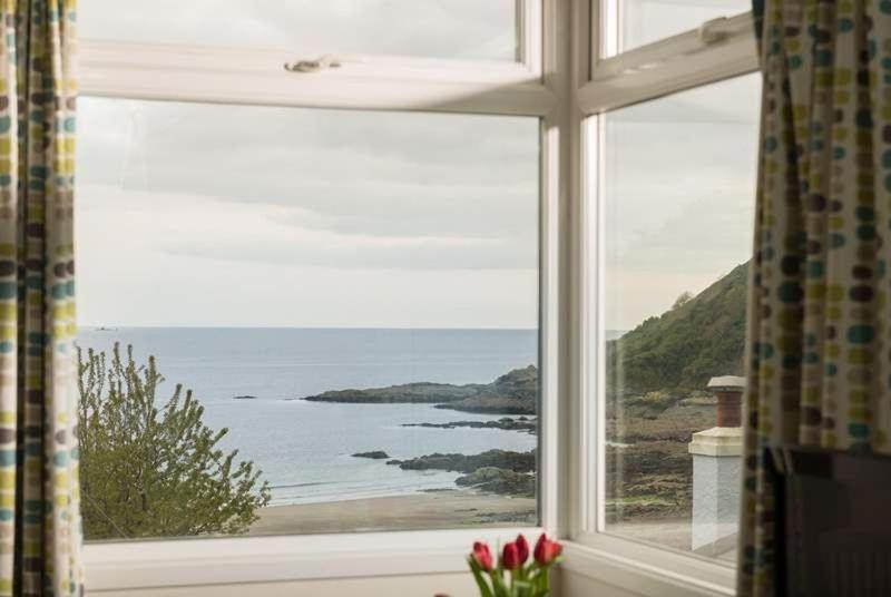Cosy Beachfront Retreat With Stunning Sea Views & Free Access To A Local Indoor Pool Talland Kültér fotó