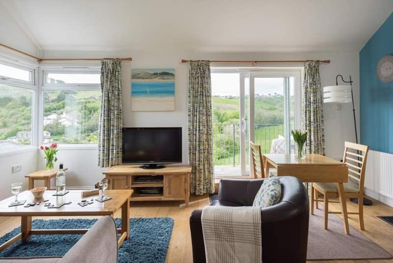 Cosy Beachfront Retreat With Stunning Sea Views & Free Access To A Local Indoor Pool Talland Kültér fotó