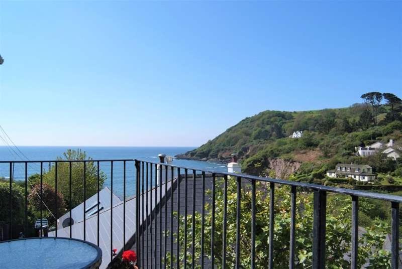 Cosy Beachfront Retreat With Stunning Sea Views & Free Access To A Local Indoor Pool Talland Kültér fotó