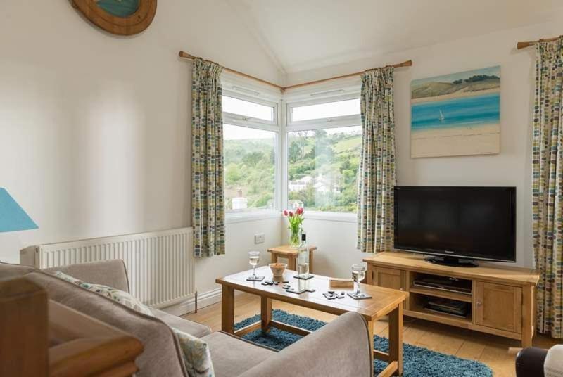 Cosy Beachfront Retreat With Stunning Sea Views & Free Access To A Local Indoor Pool Talland Kültér fotó